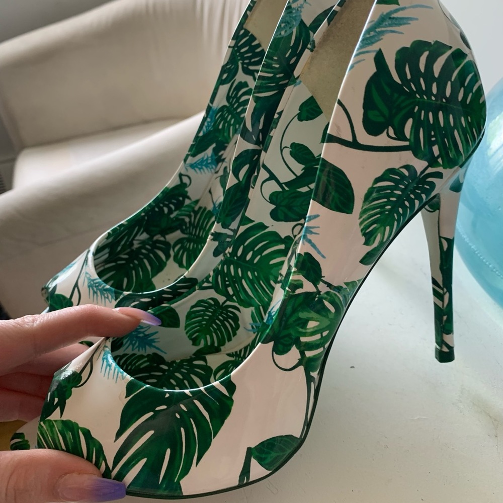 Gorgeous summer heels ! Bought the wrong size worn once